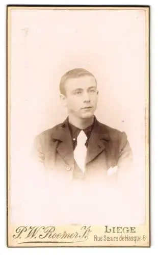 Fotografie P.W. Roemer, Liège, Rue Soeurs de Hasque 6, Porträt eines jungen Mannes