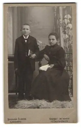 Fotografie Stephan Simon, Nürnberg, Georgstr. 1, Mädchen und Junge mit Buch