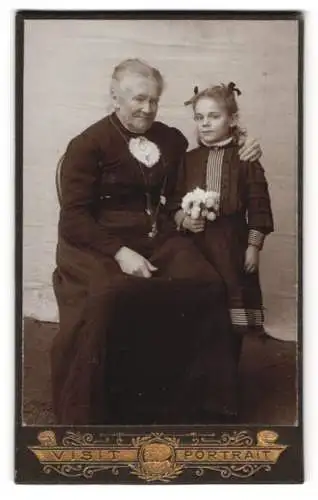 Fotografie Hans Bäck, München, Palmstrasse 7, Ältere Dame mit Kind