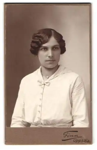 Fotografie E. Lson Finn, Uppsala, Dragarbrunnsg. 48, Porträt einer jungen Frau im weissen Kleid