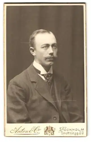 Fotografie Anton & Co, Stockholm, Drottninggatan 23, Porträt eines eleganten Herrn