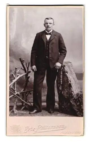 Fotografie Eric Pettersson, Askersund, Eleganter Herr neben rustikalem Zaun