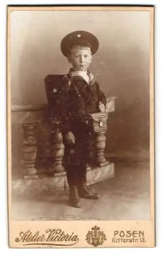 Fotografie Atelier Victoria, Posen, Ritterstr. 13, Portrait eines Jungen im Matrosenanzug
