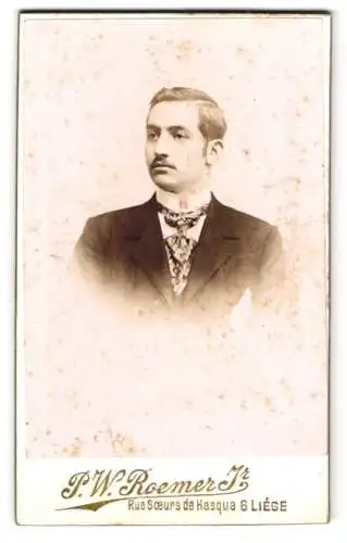 Fotografie P. W. Roemer Jr., Liège, Rue Soeurs de Hasque 6, Porträt eines eleganten Herrn