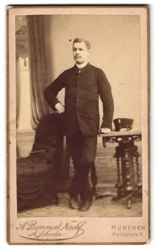 Fotografie A. Bammert Nachf., München, Karlsplatz 6, Porträt eines stehenden Herrn