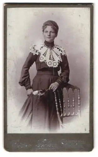 Fotografie unbekannter Fotograf und Ort, Dame mit elegantem Kragen