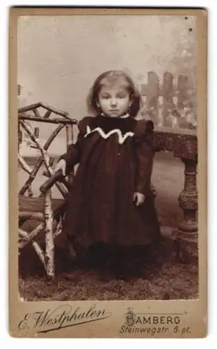 Fotografie E. Westphalen, Bamberg, Steinwegstr. 6, Porträt eines kleinen Mädchens mit Stuhl