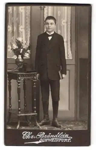 Fotografie Chr. Brändlein, Schweinfurt, Bauerngasse 47, Porträt eines jungen Mannes mit Buch