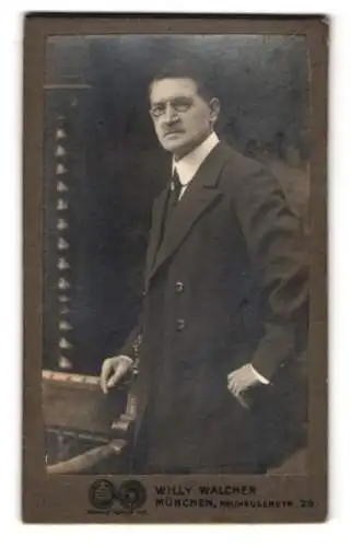Fotografie Willy Walcher, München, Neuhauserstr. 29, Porträt eines eleganten Herrn