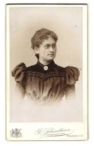 Fotografie G. Schmidbauer, Regensburg, Marschallstr., Porträt einer eleganten Frau mit Brille