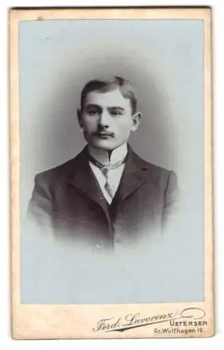 Fotografie Ferd. Lavorenz, Uetersen, Gr. Wulfhagen 16, Portrait eines jungen Mannes