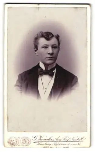 Fotografie G. Vierecke, Hamburg, Rathausstrasse 35, Porträt eines jungen Mannes