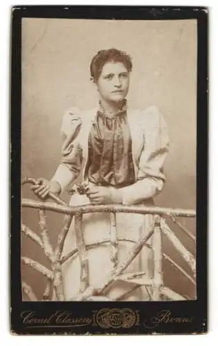 Fotografie Cornel Classens, Bonn, Wenzelgasse 45, Dame mit Blumen in der Hand