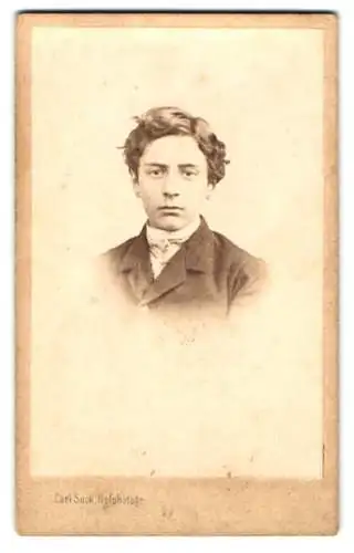 Fotografie Carl Suck, Berlin, Unter den Linden 24, Porträt eines jungen Mannes