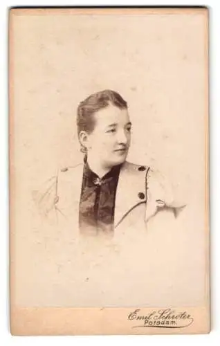 Fotografie Emil Schröter, Potsdam, Schloss-Str. 1/3, Porträt einer Frau im Profil