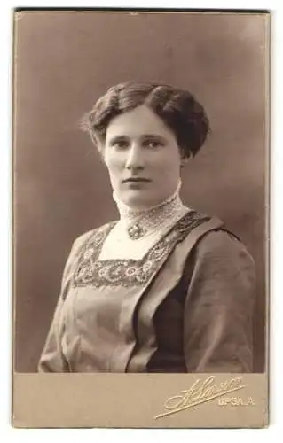 Fotografie A. Larsson, Uppsala, Waksalagatan 15, Frau in hochgeschlossenem Kleid