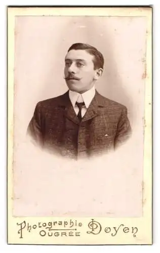 Fotografie Photographie Doyen, Ougrée, Eleganter Herr mit Schnurrbart
