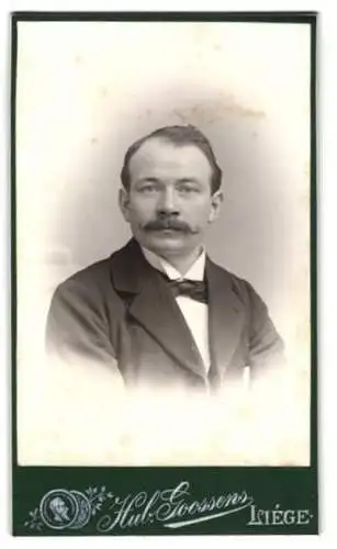 Fotografie Hub. Goossens, Liège, Porträt eines Mannes mit Schnurrbart