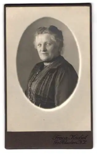 Fotografie Franz Kachel, Gr. Räschen, Porträt einer älteren Dame