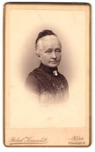 Fotografie Robert Krewaldt, Bonn, Kaiserplatz 16, Porträt einer älteren Dame