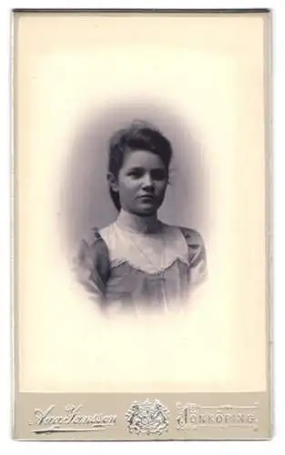 Fotografie Aug. Jansson, Jönköping, Målaregränd 16, Porträt einer jungen Frau