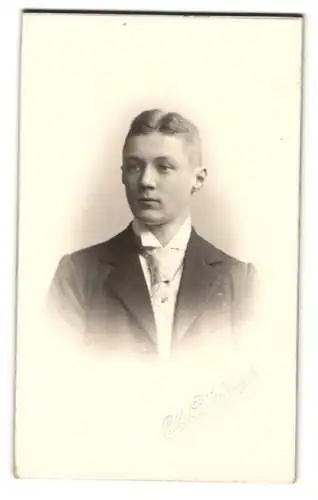 Fotografie Otto Björklund, Norrköping, Södra Strömsgatan 2, Porträt eines jungen Mannes
