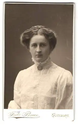 Fotografie Fritz Bruce, Göteborg, Kungsgatan 57, Porträt einer jungen Frau in eleganter Bluse