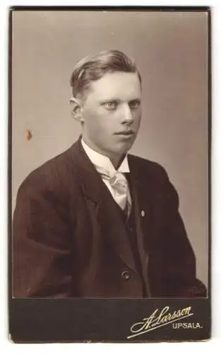 Fotografie A. Larsson, Upsala, Waksalagatan 15, Porträt eines jungen Mannes