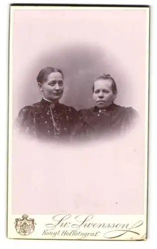 Fotografie Sv. Swensson, Linköping, Zwei Damen in eleganter Kleidung