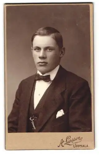 Fotografie A. Larsson, Uppsala, Waksalagatan 15, Porträt eines jungen Mannes