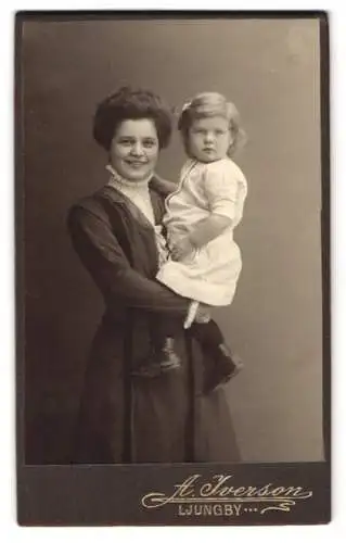 Fotografie A. Iverson, Ljungby, Lachende Mutter mit Kind auf dem Arm