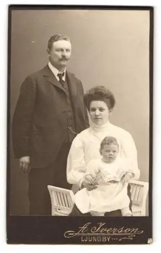 Fotografie A. Iverson, Ljungby, Familienporträt mit Kleinkind