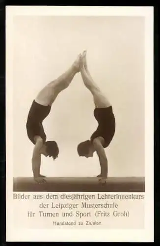 Fotografie Ansicht Leipzig, Handstand zu Zweien, Bild aus dem Lehrerinnenkurs der Leipziger Musterschule Fritz Groh