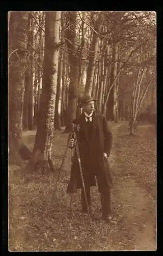 Fotografie Fotograf mit seiner Kamera auf einem Stativ sucht sein Motiv