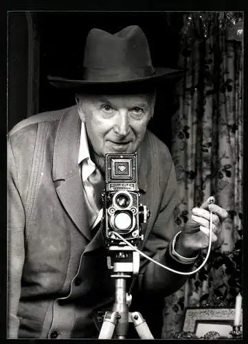 Fotografie Tom Blau, London, Sir Cecil Beaton im Selbstporträt nach seinem Schlaganfall mit gelähmten rechten Arm