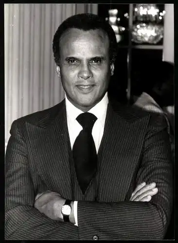 Fotografie John Witman, London, Schauspieler Harry Belafonte im Nadelstreifenanzug