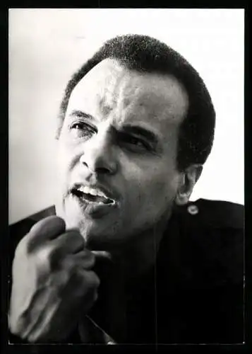 Fotografie Jean-Pierre Couderc, nachdenklicher Harry Belafonte im dunklen Hemd