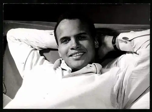 Fotografie Portrait Harry Belafonte, amerikanischer Schauspieler und Sänger in lässiger Pose