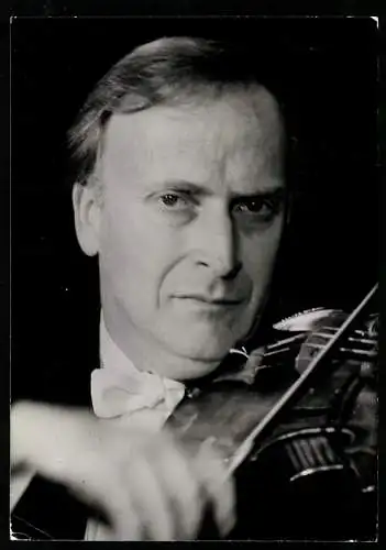 Fotografie Reg Wilson, London, Violinist Yehudi Menuhin mit Violine