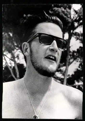 Fotografie Tom Blau, London, Portrait Zar Simeon II. von Bulgarien mit Sonnenbrille