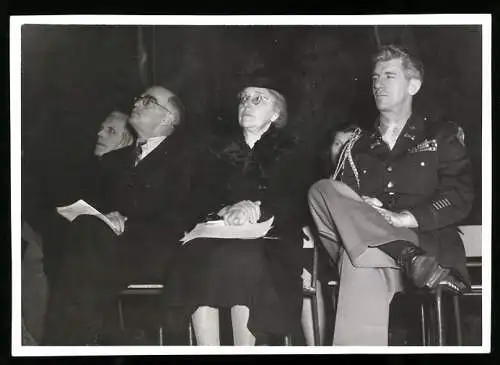 Fotografie Erhard E. Rogge, amerik. Dichter Thornton Wilder zur Eröffnungsfeier der freien Uni. Berlin, Frank L. Howley
