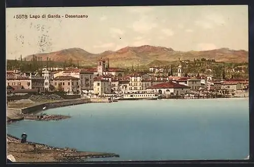 AK Desenzano /Lago di Garda, Panorama mit Bergen und Kaimauer