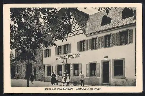 AK Moselkern, Gasthaus Moselgruss F. Sturm, Frontansicht mit Wirtsfamilie u. Nachbargebäude