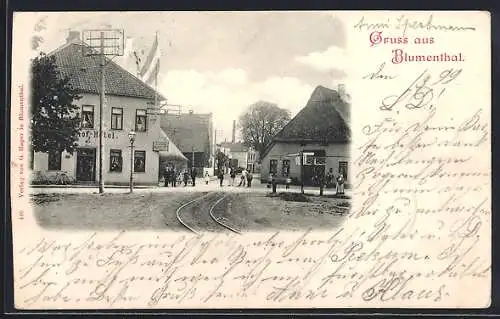 AK Blumenthal / Hannover, Bahnhofs-Hotel mit Bahnschienen und Strassenkreuzung