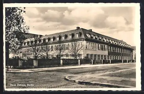 AK Berlin, Erholungs- u. Säuglingsheim Haus Dahlem, Lentzeallee 12-14, Ansicht von der Kreuzung aus