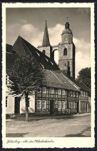 AK Jüterbog, Nikolaikirchstrasse mit Nikolaikirche u. Fachwerkhaus