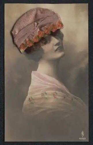 Echt-Haar-AK Frau mit Mütze