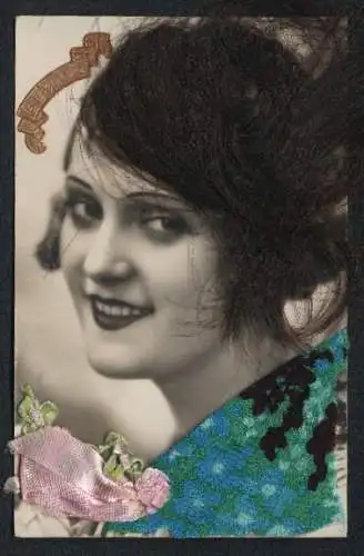 Echt-Haar-AK Lächelnde junge Dame