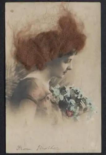 Echt-Haar-AK Dame mit Blumenstrauss