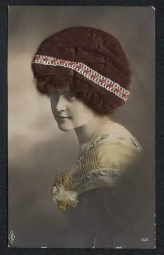 Echt-Haar-AK Frau mit brauner Mütze